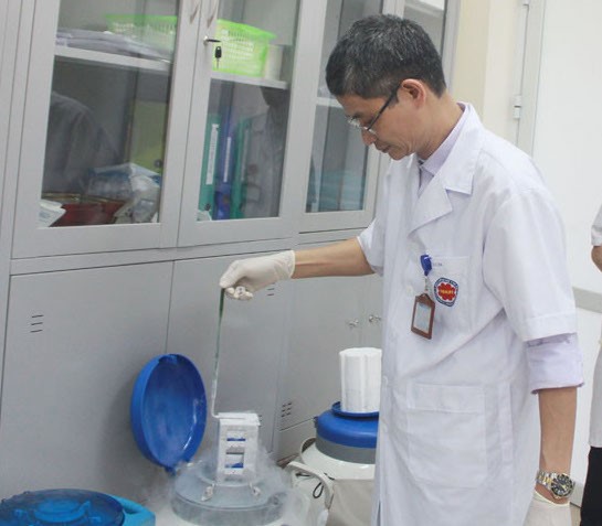 Bác sĩ tại IVF Y Hà Nội thực hiện đông tinh trùng